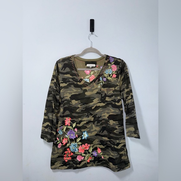 Paparazzi by Biz camo floral embroidered top size Large NWOT - Picture 1 of 9